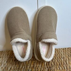 Easy Spirit White Fleece Slippers